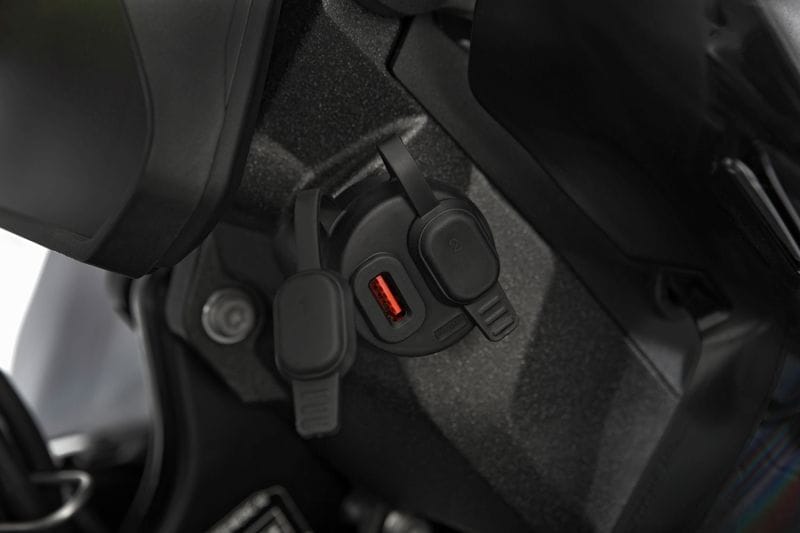 Wunderlich USB dubbele aansluiting USB / USB-C met stopcontactverplaatsing R 1300 GS - zwart - Afbeelding 6